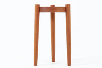 デンマーク製のビンテージ3本脚サイドテーブルです。天板・脚部ともにチーク無垢材を使用しており、木の質感を存分に楽しめる一品です。円形の天板に3本の丸脚を配したシンプルなデザインながら、脚の先端が天板を貫通して突き出した構造がアクセントとなり、クラフト感のある佇まいを演出しています。花台やソファ横のテーブルとしてなど、空間のポイントになる小家具としておすすめです。幅24cm×奥行24.5cmとコンパクトなサイズ感で、日本の住空間にも取り入れやすいアイテムです。