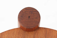 デンマーク製のビンテージ3本脚サイドテーブルです。天板・脚部ともにチーク無垢材を使用しており、木の質感を存分に楽しめる一品です。円形の天板に3本の丸脚を配したシンプルなデザインながら、脚の先端が天板を貫通して突き出した構造がアクセントとなり、クラフト感のある佇まいを演出しています。花台やソファ横のテーブルとしてなど、空間のポイントになる小家具としておすすめです。幅24cm×奥行24.5cmとコンパクトなサイズ感で、日本の住空間にも取り入れやすいアイテムです。