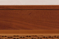 デンマークの名デザイナーSeverin Hansen Jr.が手掛け、Haslev社によって製造された北欧ビンテージのソーイングテーブルです。素材には温かみのあるチーク材が使用され、シャープな接合部とすっきりとしたテーパードレッグが洗練された佇まいを演出しています。特徴的な籐のバスケットは糸や道具類をたっぷりと収納でき、天板下のスライドトレイには仕切りがあり細かな道具の整理にも便利です。バスケットを支える木製レールの一部に欠けがありますが、使用には支障ありません。実用性と美しさを兼ね備えた一台で、裁縫道具の収納にはもちろん、サイドテーブルとしてもおすすめです。