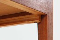 デンマークの名デザイナーSeverin Hansen Jr.が手掛け、Haslev社によって製造された北欧ビンテージのソーイングテーブルです。素材には温かみのあるチーク材が使用され、シャープな接合部とすっきりとしたテーパードレッグが洗練された佇まいを演出しています。特徴的な籐のバスケットは糸や道具類をたっぷりと収納でき、天板下のスライドトレイには仕切りがあり細かな道具の整理にも便利です。バスケットを支える木製レールの一部に欠けがありますが、使用には支障ありません。実用性と美しさを兼ね備えた一台で、裁縫道具の収納にはもちろん、サイドテーブルとしてもおすすめです。