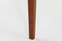 デンマークの名デザイナーSeverin Hansen Jr.が手掛け、Haslev社によって製造された北欧ビンテージのソーイングテーブルです。素材には温かみのあるチーク材が使用され、シャープな接合部とすっきりとしたテーパードレッグが洗練された佇まいを演出しています。特徴的な籐のバスケットは糸や道具類をたっぷりと収納でき、天板下のスライドトレイには仕切りがあり細かな道具の整理にも便利です。バスケットを支える木製レールの一部に欠けがありますが、使用には支障ありません。実用性と美しさを兼ね備えた一台で、裁縫道具の収納にはもちろん、サイドテーブルとしてもおすすめです。