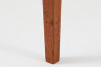 デンマークの名デザイナーSeverin Hansen Jr.が手掛け、Haslev社によって製造された北欧ビンテージのソーイングテーブルです。素材には温かみのあるチーク材が使用され、シャープな接合部とすっきりとしたテーパードレッグが洗練された佇まいを演出しています。特徴的な籐のバスケットは糸や道具類をたっぷりと収納でき、天板下のスライドトレイには仕切りがあり細かな道具の整理にも便利です。バスケットを支える木製レールの一部に欠けがありますが、使用には支障ありません。実用性と美しさを兼ね備えた一台で、裁縫道具の収納にはもちろん、サイドテーブルとしてもおすすめです。