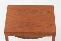 デンマークの名デザイナーSeverin Hansen Jr.が手掛け、Haslev社によって製造された北欧ビンテージのソーイングテーブルです。素材には温かみのあるチーク材が使用され、シャープな接合部とすっきりとしたテーパードレッグが洗練された佇まいを演出しています。特徴的な籐のバスケットは糸や道具類をたっぷりと収納でき、天板下のスライドトレイには仕切りがあり細かな道具の整理にも便利です。バスケットを支える木製レールの一部に欠けがありますが、使用には支障ありません。実用性と美しさを兼ね備えた一台で、裁縫道具の収納にはもちろん、サイドテーブルとしてもおすすめです。