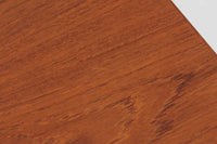 デンマークの名デザイナーSeverin Hansen Jr.が手掛け、Haslev社によって製造された北欧ビンテージのソーイングテーブルです。素材には温かみのあるチーク材が使用され、シャープな接合部とすっきりとしたテーパードレッグが洗練された佇まいを演出しています。特徴的な籐のバスケットは糸や道具類をたっぷりと収納でき、天板下のスライドトレイには仕切りがあり細かな道具の整理にも便利です。バスケットを支える木製レールの一部に欠けがありますが、使用には支障ありません。実用性と美しさを兼ね備えた一台で、裁縫道具の収納にはもちろん、サイドテーブルとしてもおすすめです。