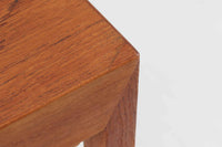 デンマークの名デザイナーSeverin Hansen Jr.が手掛け、Haslev社によって製造された北欧ビンテージのソーイングテーブルです。素材には温かみのあるチーク材が使用され、シャープな接合部とすっきりとしたテーパードレッグが洗練された佇まいを演出しています。特徴的な籐のバスケットは糸や道具類をたっぷりと収納でき、天板下のスライドトレイには仕切りがあり細かな道具の整理にも便利です。バスケットを支える木製レールの一部に欠けがありますが、使用には支障ありません。実用性と美しさを兼ね備えた一台で、裁縫道具の収納にはもちろん、サイドテーブルとしてもおすすめです。