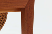 デンマークの名デザイナーSeverin Hansen Jr.が手掛け、Haslev社によって製造された北欧ビンテージのソーイングテーブルです。素材には温かみのあるチーク材が使用され、シャープな接合部とすっきりとしたテーパードレッグが洗練された佇まいを演出しています。特徴的な籐のバスケットは糸や道具類をたっぷりと収納でき、天板下のスライドトレイには仕切りがあり細かな道具の整理にも便利です。バスケットを支える木製レールの一部に欠けがありますが、使用には支障ありません。実用性と美しさを兼ね備えた一台で、裁縫道具の収納にはもちろん、サイドテーブルとしてもおすすめです。