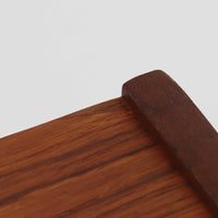 チーク材の温もりが魅力のこちらのディスプレイシェルフは、引き出し収納と棚が一体となった北欧ビンテージらしい実用性と美しさを兼ね備えた一台で、下段には鍵付きの3杯引き出し、上段には棚が3段設けられており、書斎やリビングの収納兼飾り棚としてはもちろん、店舗什器としても活躍します。細身の丸脚が全体に軽やかな印象を与え、チーク材特有の深みのある色合いと経年による艶が上質な雰囲気を醸し出しています。