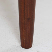 チーク材の温もりが魅力のこちらのディスプレイシェルフは、引き出し収納と棚が一体となった北欧ビンテージらしい実用性と美しさを兼ね備えた一台で、下段には鍵付きの3杯引き出し、上段には棚が3段設けられており、書斎やリビングの収納兼飾り棚としてはもちろん、店舗什器としても活躍します。細身の丸脚が全体に軽やかな印象を与え、チーク材特有の深みのある色合いと経年による艶が上質な雰囲気を醸し出しています。