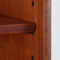 チーク材の温もりが魅力のこちらのディスプレイシェルフは、引き出し収納と棚が一体となった北欧ビンテージらしい実用性と美しさを兼ね備えた一台で、下段には鍵付きの3杯引き出し、上段には棚が3段設けられており、書斎やリビングの収納兼飾り棚としてはもちろん、店舗什器としても活躍します。細身の丸脚が全体に軽やかな印象を与え、チーク材特有の深みのある色合いと経年による艶が上質な雰囲気を醸し出しています。