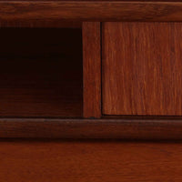 チーク材の温もりが魅力のこちらのディスプレイシェルフは、引き出し収納と棚が一体となった北欧ビンテージらしい実用性と美しさを兼ね備えた一台で、下段には鍵付きの3杯引き出し、上段には棚が3段設けられており、書斎やリビングの収納兼飾り棚としてはもちろん、店舗什器としても活躍します。細身の丸脚が全体に軽やかな印象を与え、チーク材特有の深みのある色合いと経年による艶が上質な雰囲気を醸し出しています。