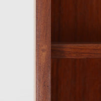 チーク材の温もりが魅力のこちらのディスプレイシェルフは、引き出し収納と棚が一体となった北欧ビンテージらしい実用性と美しさを兼ね備えた一台で、下段には鍵付きの3杯引き出し、上段には棚が3段設けられており、書斎やリビングの収納兼飾り棚としてはもちろん、店舗什器としても活躍します。細身の丸脚が全体に軽やかな印象を与え、チーク材特有の深みのある色合いと経年による艶が上質な雰囲気を醸し出しています。