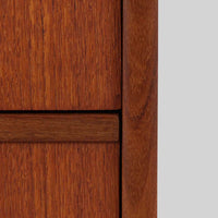 チーク材の温もりが魅力のこちらのディスプレイシェルフは、引き出し収納と棚が一体となった北欧ビンテージらしい実用性と美しさを兼ね備えた一台で、下段には鍵付きの3杯引き出し、上段には棚が3段設けられており、書斎やリビングの収納兼飾り棚としてはもちろん、店舗什器としても活躍します。細身の丸脚が全体に軽やかな印象を与え、チーク材特有の深みのある色合いと経年による艶が上質な雰囲気を醸し出しています。