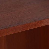 Johannes Sorth(ヨハネス・ソース)によるNexo Mobelfabrik社製のチーク材ディスプレイシェルフです。幅100cmと程よいサイズ感で、上段の棚は高さのある書籍やオブジェを飾るのに適しており、中央の蛇腹扉の内側には小引き出しや仕切りが備わり、細かな収納にも対応します。下段の3杯の引き出しは収納力に優れ、衣類や書類の整理に便利です。直線的なフォルムに温かみのあるチーク材の木目が映え、経年の艶が深みを増したビンテージらしい風合いを楽しめます。機能性と美観を兼ね備えた北欧家具の魅力が詰まった一台です。