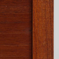 Johannes Sorth(ヨハネス・ソース)によるNexo Mobelfabrik社製のチーク材ディスプレイシェルフです。幅100cmと程よいサイズ感で、上段の棚は高さのある書籍やオブジェを飾るのに適しており、中央の蛇腹扉の内側には小引き出しや仕切りが備わり、細かな収納にも対応します。下段の3杯の引き出しは収納力に優れ、衣類や書類の整理に便利です。直線的なフォルムに温かみのあるチーク材の木目が映え、経年の艶が深みを増したビンテージらしい風合いを楽しめます。機能性と美観を兼ね備えた北欧家具の魅力が詰まった一台です。