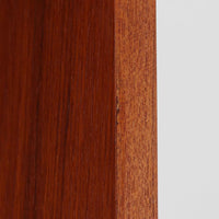 Johannes Sorth(ヨハネス・ソース)によるNexo Mobelfabrik社製のチーク材ディスプレイシェルフです。幅100cmと程よいサイズ感で、上段の棚は高さのある書籍やオブジェを飾るのに適しており、中央の蛇腹扉の内側には小引き出しや仕切りが備わり、細かな収納にも対応します。下段の3杯の引き出しは収納力に優れ、衣類や書類の整理に便利です。直線的なフォルムに温かみのあるチーク材の木目が映え、経年の艶が深みを増したビンテージらしい風合いを楽しめます。機能性と美観を兼ね備えた北欧家具の魅力が詰まった一台です。