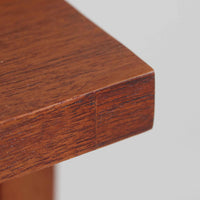 Johannes Sorth(ヨハネス・ソース)によるNexo Mobelfabrik社製のチーク材ディスプレイシェルフです。幅100cmと程よいサイズ感で、上段の棚は高さのある書籍やオブジェを飾るのに適しており、中央の蛇腹扉の内側には小引き出しや仕切りが備わり、細かな収納にも対応します。下段の3杯の引き出しは収納力に優れ、衣類や書類の整理に便利です。直線的なフォルムに温かみのあるチーク材の木目が映え、経年の艶が深みを増したビンテージらしい風合いを楽しめます。機能性と美観を兼ね備えた北欧家具の魅力が詰まった一台です。