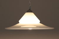 デンマークの名窯、Royal Copenhagen(ロイヤルコペンハーゲン)によるビンテージペンダントライト「Opus」。直径44cmのガラスシェードは、乳白色の滑らかな質感と優美な曲線を持ち、点灯時には柔らかな光をふんわりと拡散します。シェードの中央部にさりげない段差を設けたデザインは、シンプルながらも立体感があり、空間に洗練されたアクセントを加えます。金属パーツにはやや経年の使用感が見られますが、シェード自体は非常に良好な状態で、ガラスの透明感と清潔感を十分に感じられます。ダイニングやリビング、吹き抜けの空間など、幅広いインテリアにマッチし、北欧モダンな空間演出にぴったりの一灯です。