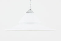 デンマークの名窯、Royal Copenhagen(ロイヤルコペンハーゲン)によるビンテージペンダントライト「Opus」。直径44cmのガラスシェードは、乳白色の滑らかな質感と優美な曲線を持ち、点灯時には柔らかな光をふんわりと拡散します。シェードの中央部にさりげない段差を設けたデザインは、シンプルながらも立体感があり、空間に洗練されたアクセントを加えます。金属パーツにはやや経年の使用感が見られますが、シェード自体は非常に良好な状態で、ガラスの透明感と清潔感を十分に感じられます。ダイニングやリビング、吹き抜けの空間など、幅広いインテリアにマッチし、北欧モダンな空間演出にぴったりの一灯です。