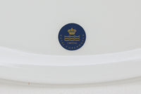 デンマークの名窯、Royal Copenhagen(ロイヤルコペンハーゲン)によるビンテージペンダントライト「Opus」。直径44cmのガラスシェードは、乳白色の滑らかな質感と優美な曲線を持ち、点灯時には柔らかな光をふんわりと拡散します。シェードの中央部にさりげない段差を設けたデザインは、シンプルながらも立体感があり、空間に洗練されたアクセントを加えます。金属パーツにはやや経年の使用感が見られますが、シェード自体は非常に良好な状態で、ガラスの透明感と清潔感を十分に感じられます。ダイニングやリビング、吹き抜けの空間など、幅広いインテリアにマッチし、北欧モダンな空間演出にぴったりの一灯です。