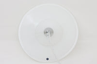 デンマークの名窯、Royal Copenhagen(ロイヤルコペンハーゲン)によるビンテージペンダントライト「Opus」。直径44cmのガラスシェードは、乳白色の滑らかな質感と優美な曲線を持ち、点灯時には柔らかな光をふんわりと拡散します。シェードの中央部にさりげない段差を設けたデザインは、シンプルながらも立体感があり、空間に洗練されたアクセントを加えます。金属パーツにはやや経年の使用感が見られますが、シェード自体は非常に良好な状態で、ガラスの透明感と清潔感を十分に感じられます。ダイニングやリビング、吹き抜けの空間など、幅広いインテリアにマッチし、北欧モダンな空間演出にぴったりの一灯です。