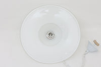 デンマークの名窯、Royal Copenhagen(ロイヤルコペンハーゲン)によるビンテージペンダントライト「Opus」。直径44cmのガラスシェードは、乳白色の滑らかな質感と優美な曲線を持ち、点灯時には柔らかな光をふんわりと拡散します。シェードの中央部にさりげない段差を設けたデザインは、シンプルながらも立体感があり、空間に洗練されたアクセントを加えます。金属パーツにはやや経年の使用感が見られますが、シェード自体は非常に良好な状態で、ガラスの透明感と清潔感を十分に感じられます。ダイニングやリビング、吹き抜けの空間など、幅広いインテリアにマッチし、北欧モダンな空間演出にぴったりの一灯です。