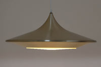 デンマークの照明メーカーLyfa社による、デザイナーEjnar B. mielby(アイナー・B・ミェルビー)が手がけた「Kuli(クーリ)」ペンダントライト。特徴的なホーン型のフォルムと、美しく仕上げられた真鍮カラーのシェードが印象的なビンテージ照明です。直径49cmと存在感のあるサイズ感で、ダイニングテーブルの上などにおすすめです。下面にはグリッド状のルーバーが備わっており、光源を柔らかく拡散しつつ眩しさを軽減する構造となっています。ソケット部分はE26口金、コードは引っ掛けシーリング仕様で、設置も簡単です。経年に伴う小傷や塗装剥がれが一部見られますが、全体としてはビンテージらしい雰囲気を保っています。空間にミッドセンチュリーのエッセンスを加える一品としておすすめです。