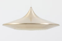 デンマークの照明メーカーLyfa社による、デザイナーEjnar B. mielby(アイナー・B・ミェルビー)が手がけた「Kuli(クーリ)」ペンダントライト。特徴的なホーン型のフォルムと、美しく仕上げられた真鍮カラーのシェードが印象的なビンテージ照明です。直径49cmと存在感のあるサイズ感で、ダイニングテーブルの上などにおすすめです。下面にはグリッド状のルーバーが備わっており、光源を柔らかく拡散しつつ眩しさを軽減する構造となっています。ソケット部分はE26口金、コードは引っ掛けシーリング仕様で、設置も簡単です。経年に伴う小傷や塗装剥がれが一部見られますが、全体としてはビンテージらしい雰囲気を保っています。空間にミッドセンチュリーのエッセンスを加える一品としておすすめです。