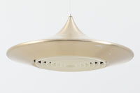 デンマークの照明メーカーLyfa社による、デザイナーEjnar B. mielby(アイナー・B・ミェルビー)が手がけた「Kuli(クーリ)」ペンダントライト。特徴的なホーン型のフォルムと、美しく仕上げられた真鍮カラーのシェードが印象的なビンテージ照明です。直径49cmと存在感のあるサイズ感で、ダイニングテーブルの上などにおすすめです。下面にはグリッド状のルーバーが備わっており、光源を柔らかく拡散しつつ眩しさを軽減する構造となっています。ソケット部分はE26口金、コードは引っ掛けシーリング仕様で、設置も簡単です。経年に伴う小傷や塗装剥がれが一部見られますが、全体としてはビンテージらしい雰囲気を保っています。空間にミッドセンチュリーのエッセンスを加える一品としておすすめです。