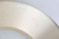 デンマークの照明メーカーLyfa社による、デザイナーEjnar B. mielby(アイナー・B・ミェルビー)が手がけた「Kuli(クーリ)」ペンダントライト。特徴的なホーン型のフォルムと、美しく仕上げられた真鍮カラーのシェードが印象的なビンテージ照明です。直径49cmと存在感のあるサイズ感で、ダイニングテーブルの上などにおすすめです。下面にはグリッド状のルーバーが備わっており、光源を柔らかく拡散しつつ眩しさを軽減する構造となっています。ソケット部分はE26口金、コードは引っ掛けシーリング仕様で、設置も簡単です。経年に伴う小傷や塗装剥がれが一部見られますが、全体としてはビンテージらしい雰囲気を保っています。空間にミッドセンチュリーのエッセンスを加える一品としておすすめです。