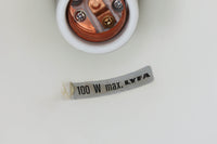 デンマークの照明メーカーLyfa社による、デザイナーEjnar B. mielby(アイナー・B・ミェルビー)が手がけた「Kuli(クーリ)」ペンダントライト。特徴的なホーン型のフォルムと、美しく仕上げられた真鍮カラーのシェードが印象的なビンテージ照明です。直径49cmと存在感のあるサイズ感で、ダイニングテーブルの上などにおすすめです。下面にはグリッド状のルーバーが備わっており、光源を柔らかく拡散しつつ眩しさを軽減する構造となっています。ソケット部分はE26口金、コードは引っ掛けシーリング仕様で、設置も簡単です。経年に伴う小傷や塗装剥がれが一部見られますが、全体としてはビンテージらしい雰囲気を保っています。空間にミッドセンチュリーのエッセンスを加える一品としておすすめです。