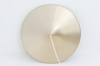 デンマークの照明メーカーLyfa社による、デザイナーEjnar B. mielby(アイナー・B・ミェルビー)が手がけた「Kuli(クーリ)」ペンダントライト。特徴的なホーン型のフォルムと、美しく仕上げられた真鍮カラーのシェードが印象的なビンテージ照明です。直径49cmと存在感のあるサイズ感で、ダイニングテーブルの上などにおすすめです。下面にはグリッド状のルーバーが備わっており、光源を柔らかく拡散しつつ眩しさを軽減する構造となっています。ソケット部分はE26口金、コードは引っ掛けシーリング仕様で、設置も簡単です。経年に伴う小傷や塗装剥がれが一部見られますが、全体としてはビンテージらしい雰囲気を保っています。空間にミッドセンチュリーのエッセンスを加える一品としておすすめです。