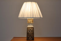 Royal Copenhagen製のベースが使用されたテーブルランプです。製造年数(1965〜1970年代)も少なく、現在では入手困難な希少モデルとなっています。現在の製造方法とは異なり、ファイアンス釜で作られた陶器ならではの独特な風合いが魅力で、ヴィンテージ品としての価値も高い一点です。ベースの柄は自然をモチーフとしたNils Thorssonによる人気のBACAシリーズで、職人の手作業によるフリーハンドで描かれているため、ひとつとして同じものが存在しない点もRoyal Copenhagenならではの魅力です。高さは約50cmとやや大きめで、インテリアのアクセントとしても存在感があり、オブジェのようにお部屋をおしゃれに演出してくれます。