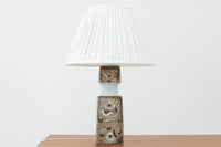 Royal Copenhagen製のベースが使用されたテーブルランプです。製造年数(1965〜1970年代)も少なく、現在では入手困難な希少モデルとなっています。現在の製造方法とは異なり、ファイアンス釜で作られた陶器ならではの独特な風合いが魅力で、ヴィンテージ品としての価値も高い一点です。ベースの柄は自然をモチーフとしたNils Thorssonによる人気のBACAシリーズで、職人の手作業によるフリーハンドで描かれているため、ひとつとして同じものが存在しない点もRoyal Copenhagenならではの魅力です。高さは約50cmとやや大きめで、インテリアのアクセントとしても存在感があり、オブジェのようにお部屋をおしゃれに演出してくれます。