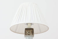 Royal Copenhagen製のベースが使用されたテーブルランプです。製造年数(1965〜1970年代)も少なく、現在では入手困難な希少モデルとなっています。現在の製造方法とは異なり、ファイアンス釜で作られた陶器ならではの独特な風合いが魅力で、ヴィンテージ品としての価値も高い一点です。ベースの柄は自然をモチーフとしたNils Thorssonによる人気のBACAシリーズで、職人の手作業によるフリーハンドで描かれているため、ひとつとして同じものが存在しない点もRoyal Copenhagenならではの魅力です。高さは約50cmとやや大きめで、インテリアのアクセントとしても存在感があり、オブジェのようにお部屋をおしゃれに演出してくれます。