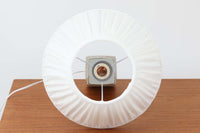 Royal Copenhagen製のベースが使用されたテーブルランプです。製造年数(1965〜1970年代)も少なく、現在では入手困難な希少モデルとなっています。現在の製造方法とは異なり、ファイアンス釜で作られた陶器ならではの独特な風合いが魅力で、ヴィンテージ品としての価値も高い一点です。ベースの柄は自然をモチーフとしたNils Thorssonによる人気のBACAシリーズで、職人の手作業によるフリーハンドで描かれているため、ひとつとして同じものが存在しない点もRoyal Copenhagenならではの魅力です。高さは約50cmとやや大きめで、インテリアのアクセントとしても存在感があり、オブジェのようにお部屋をおしゃれに演出してくれます。