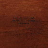 Hans J. Wegnerがデザインし、Andreas Tuck社より発表されたネストテーブル「AT40」です。チーク無垢材を贅沢に用いたシンプルで洗練されたフォルムは、使うほどに味わいを増し、経年変化による深みが楽しめます。大小3点が入れ子状に収まる構造で、省スペースでの収納性に優れながら必要な時にはサイドテーブルやティーテーブルとして自在に活躍します。細身の脚と滑らかな仕上げはウェグナーらしい職人技を感じさせ、日常に北欧デザインの機能美を取り入れられる逸品です。中でも本品はAT40の中でも全てがチーク無垢材で製作された希少なモデルであり、素材の質感を存分に堪能できる一点となっています。