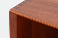 Peter Hvidt & Orla mølgaard-Nielsenがデザインし、Soborg mobler社によって製造されたチーク無垢材のブックシェルフ。シンプルながらも洗練されたデザインが特徴で、北欧家具らしい機能美が感じられます。本体には上質なチーク無垢材が使用され、木目の美しさと温かみのある風合いが魅力です。精巧なフィンガージョイントが施された角のディテールは、職人技の高さを物語っています。大小さまざまなサイズの棚が設けられており、本や小物の収納に便利な構造です。モダンな空間からクラシカルなインテリアまで幅広く馴染むデザインで、長く愛用できる一品です。