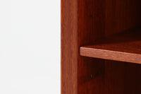 Peter Hvidt & Orla mølgaard-Nielsenがデザインし、Soborg mobler社によって製造されたチーク無垢材のブックシェルフ。シンプルながらも洗練されたデザインが特徴で、北欧家具らしい機能美が感じられます。本体には上質なチーク無垢材が使用され、木目の美しさと温かみのある風合いが魅力です。精巧なフィンガージョイントが施された角のディテールは、職人技の高さを物語っています。大小さまざまなサイズの棚が設けられており、本や小物の収納に便利な構造です。モダンな空間からクラシカルなインテリアまで幅広く馴染むデザインで、長く愛用できる一品です。