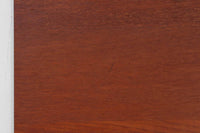 Peter Hvidt & Orla mølgaard-Nielsenがデザインし、Soborg mobler社によって製造されたチーク無垢材のブックシェルフ。シンプルながらも洗練されたデザインが特徴で、北欧家具らしい機能美が感じられます。本体には上質なチーク無垢材が使用され、木目の美しさと温かみのある風合いが魅力です。精巧なフィンガージョイントが施された角のディテールは、職人技の高さを物語っています。大小さまざまなサイズの棚が設けられており、本や小物の収納に便利な構造です。モダンな空間からクラシカルなインテリアまで幅広く馴染むデザインで、長く愛用できる一品です。