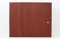 Peter Hvidt & Orla mølgaard-Nielsenがデザインし、Soborg mobler社によって製造されたチーク無垢材のブックシェルフ。シンプルながらも洗練されたデザインが特徴で、北欧家具らしい機能美が感じられます。本体には上質なチーク無垢材が使用され、木目の美しさと温かみのある風合いが魅力です。精巧なフィンガージョイントが施された角のディテールは、職人技の高さを物語っています。大小さまざまなサイズの棚が設けられており、本や小物の収納に便利な構造です。モダンな空間からクラシカルなインテリアまで幅広く馴染むデザインで、長く愛用できる一品です。