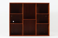 Peter Hvidt & Orla mølgaard-Nielsenがデザインし、Soborg mobler社によって製造されたチーク無垢材のブックシェルフ。シンプルながらも洗練されたデザインが特徴で、北欧家具らしい機能美が感じられます。本体には上質なチーク無垢材が使用され、木目の美しさと温かみのある風合いが魅力です。精巧なフィンガージョイントが施された角のディテールは、職人技の高さを物語っています。大小さまざまなサイズの棚が設けられており、本や小物の収納に便利な構造です。モダンな空間からクラシカルなインテリアまで幅広く馴染むデザインで、長く愛用できる一品です。