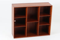 Peter Hvidt & Orla mølgaard-Nielsenがデザインし、Soborg mobler社によって製造されたチーク無垢材のブックシェルフ。シンプルながらも洗練されたデザインが特徴で、北欧家具らしい機能美が感じられます。本体には上質なチーク無垢材が使用され、木目の美しさと温かみのある風合いが魅力です。精巧なフィンガージョイントが施された角のディテールは、職人技の高さを物語っています。大小さまざまなサイズの棚が設けられており、本や小物の収納に便利な構造です。モダンな空間からクラシカルなインテリアまで幅広く馴染むデザインで、長く愛用できる一品です。