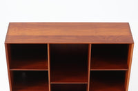 Peter Hvidt & Orla mølgaard-Nielsenがデザインし、Soborg mobler社によって製造されたチーク無垢材のブックシェルフ。シンプルながらも洗練されたデザインが特徴で、北欧家具らしい機能美が感じられます。本体には上質なチーク無垢材が使用され、木目の美しさと温かみのある風合いが魅力です。精巧なフィンガージョイントが施された角のディテールは、職人技の高さを物語っています。大小さまざまなサイズの棚が設けられており、本や小物の収納に便利な構造です。モダンな空間からクラシカルなインテリアまで幅広く馴染むデザインで、長く愛用できる一品です。