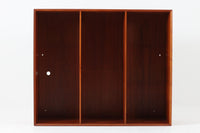 Peter Hvidt & Orla mølgaard-Nielsenがデザインし、Soborg mobler社によって製造されたチーク無垢材のブックシェルフ。シンプルながらも洗練されたデザインが特徴で、北欧家具らしい機能美が感じられます。本体には上質なチーク無垢材が使用され、木目の美しさと温かみのある風合いが魅力です。精巧なフィンガージョイントが施された角のディテールは、職人技の高さを物語っています。大小さまざまなサイズの棚が設けられており、本や小物の収納に便利な構造です。モダンな空間からクラシカルなインテリアまで幅広く馴染むデザインで、長く愛用できる一品です。