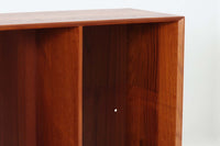 Peter Hvidt & Orla mølgaard-Nielsenがデザインし、Soborg mobler社によって製造されたチーク無垢材のブックシェルフ。シンプルながらも洗練されたデザインが特徴で、北欧家具らしい機能美が感じられます。本体には上質なチーク無垢材が使用され、木目の美しさと温かみのある風合いが魅力です。精巧なフィンガージョイントが施された角のディテールは、職人技の高さを物語っています。大小さまざまなサイズの棚が設けられており、本や小物の収納に便利な構造です。モダンな空間からクラシカルなインテリアまで幅広く馴染むデザインで、長く愛用できる一品です。