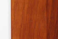 Peter Hvidt & Orla mølgaard-Nielsenがデザインし、Soborg mobler社によって製造されたチーク無垢材のブックシェルフ。シンプルながらも洗練されたデザインが特徴で、北欧家具らしい機能美が感じられます。本体には上質なチーク無垢材が使用され、木目の美しさと温かみのある風合いが魅力です。精巧なフィンガージョイントが施された角のディテールは、職人技の高さを物語っています。大小さまざまなサイズの棚が設けられており、本や小物の収納に便利な構造です。モダンな空間からクラシカルなインテリアまで幅広く馴染むデザインで、長く愛用できる一品です。