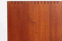 Peter Hvidt & Orla mølgaard-Nielsenがデザインし、Soborg mobler社によって製造されたチーク無垢材のブックシェルフ。シンプルながらも洗練されたデザインが特徴で、北欧家具らしい機能美が感じられます。本体には上質なチーク無垢材が使用され、木目の美しさと温かみのある風合いが魅力です。精巧なフィンガージョイントが施された角のディテールは、職人技の高さを物語っています。大小さまざまなサイズの棚が設けられており、本や小物の収納に便利な構造です。モダンな空間からクラシカルなインテリアまで幅広く馴染むデザインで、長く愛用できる一品です。