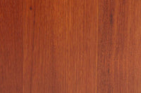 Peter Hvidt & Orla mølgaard-Nielsenがデザインし、Soborg mobler社によって製造されたチーク無垢材のブックシェルフ。シンプルながらも洗練されたデザインが特徴で、北欧家具らしい機能美が感じられます。本体には上質なチーク無垢材が使用され、木目の美しさと温かみのある風合いが魅力です。精巧なフィンガージョイントが施された角のディテールは、職人技の高さを物語っています。大小さまざまなサイズの棚が設けられており、本や小物の収納に便利な構造です。モダンな空間からクラシカルなインテリアまで幅広く馴染むデザインで、長く愛用できる一品です。