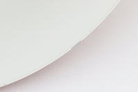 Fog & Morup(フォグ&モーラップ)社より、Jo Hammerborg(ヨー・ハーマボー)によってデザインされた「Lakaj」ペンダントライトです。直径34cmのシェードは、赤の外装と内側のホワイト&ボトムカバーの淡いイエローの配色が美しい光を柔らかく拡散し、空間に温もりと視覚的なアクセントを与えます。点灯時にはシェード上部から漏れる光が間接照明としても機能し、北欧ビンテージ家具と調和する洗練された雰囲気を演出します。ダイニングやリビングの照明に最適な、希少性と機能美を兼ね備えた一灯です。