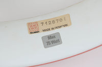 Fog & Morup(フォグ&モーラップ)社より、Jo Hammerborg(ヨー・ハーマボー)によってデザインされた「Lakaj」ペンダントライトです。直径34cmのシェードは、赤の外装と内側のホワイト&ボトムカバーの淡いイエローの配色が美しい光を柔らかく拡散し、空間に温もりと視覚的なアクセントを与えます。点灯時にはシェード上部から漏れる光が間接照明としても機能し、北欧ビンテージ家具と調和する洗練された雰囲気を演出します。ダイニングやリビングの照明に最適な、希少性と機能美を兼ね備えた一灯です。